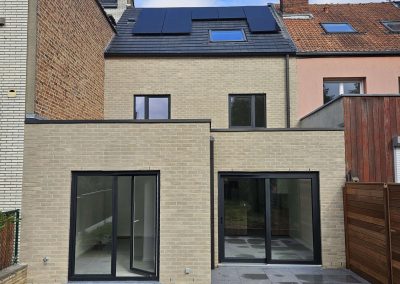 Maison à Braine-l’Alleud, avec terrasse et grandes baies vitrées.