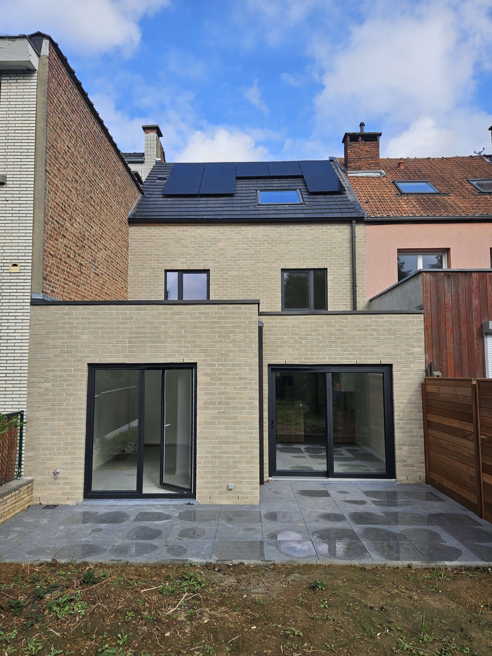 Maison à Braine-l’Alleud, avec terrasse et grandes baies vitrées.